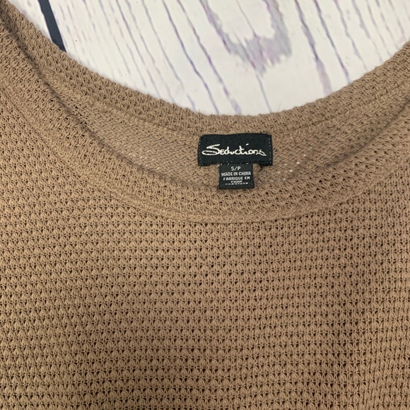 Tan Waffle Top with Lower back cut with buttons - Picture 5 of 7